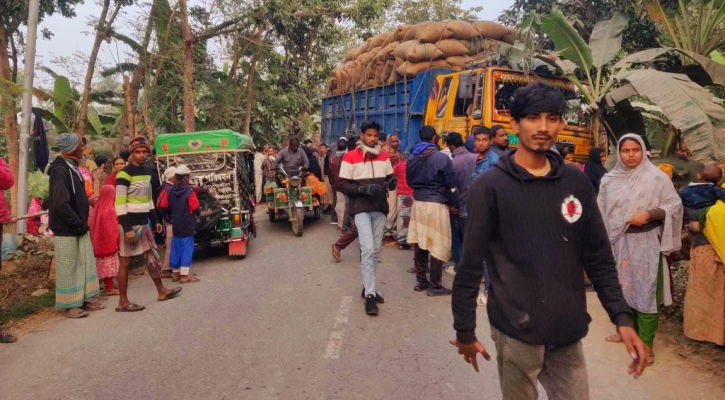 নওগাঁয় মোটরসাইকেলে ট্রাকের ধাক্কা, প্রাণ গেল ৩ রং মিস্ত্রির 